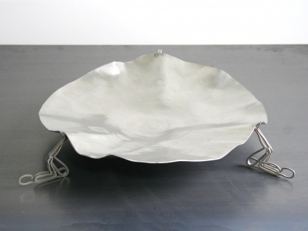 Knocked stainless steel bowl, with human thread figures as support. Measurements: 10 x 40 x 40 cm. 

Series of 8, of which 0 sold.