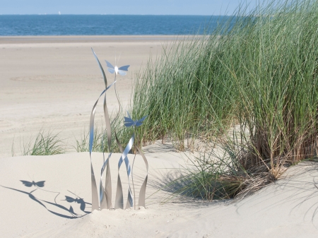 Stainless steel display of whirling butterflies in high marram grass. 
 
Measurements: Figure 40 x 40 x 100 cm.


Series of 8, of which 4 sold.


