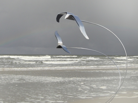 Two stainless steel seagulls placed on unifying curved rods. With a little bit of airflow, the rods will make the seagulls move in the wind. Measurements:Figure 180 x 150 x 150 cm. Series of 8 pieces. Still available. Request information how much is still available and where exhibited.

