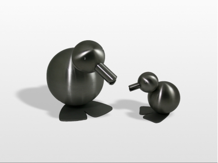 Figurine made up of two stainless steel spheres with small details added to portray the Kiwi bird.

Measurements M: 30 x 26 x 30 cm.
Measurements S: 20 x 140 x 20 cm.

M: Series of 8, of which 3 sold.
S: Series of 8, of which 3 sold.