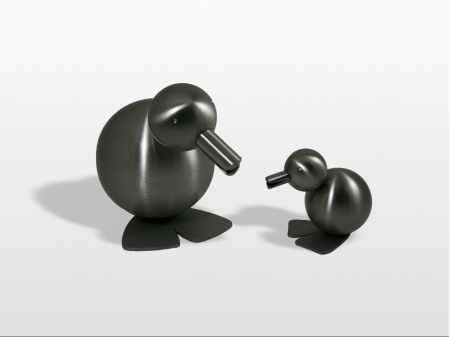 Figurine made up of two stainless steel spheres with small details added to portray the Kiwi bird.

Measurements M: 30 x 26 x 30 cm.
Measurements S: 20 x 140 x 20 cm.

M: Series of 8, of which 3 sold.
S: Series of 8, of which 3 sold.