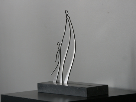 Model: MOM & CHILD. Series: OUT OF LIFE. Stainless steel thread figure of a mother and her child, placed on bluestone pedestal. Measurements: Figure 30 x 30 x 12 cm. Series of 8, of which 1 sold.