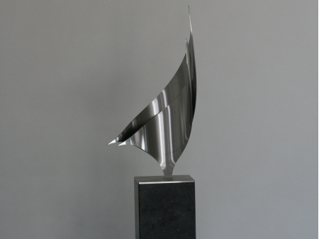 Smaller version of Wind I.

Brushed stainless steel sails. placed on bluestone pedestal.

Measurements: 20 x 10 x 53 cm.

Series of 8, of which 1 sold
