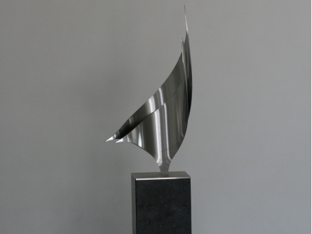 Smaller version of Wind I.

Brushed stainless steel sails. placed on bluestone pedestal.

Measurements: 20 x 10 x 53 cm.

Series of 8, of which 1 sold
