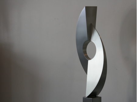 Stainless steel abstract object. Symbolises unity and companionship. Made out of stainless steel, including pedestal.
Mounted on a stone tile.

Measurements: Figure 160 x 20 x 10 cm.
Serie of 8, of which 0 sold. 