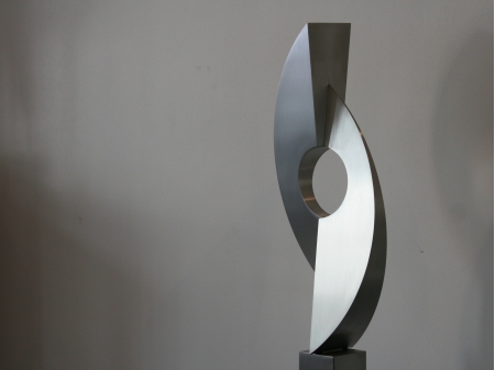 Stainless steel abstract object. Symbolises unity and companionship. Made out of stainless steel, including pedestal.
Mounted on a stone tile.

Measurements: Figure 160 x 20 x 10 cm.
Serie of 8, of which 0 sold. 