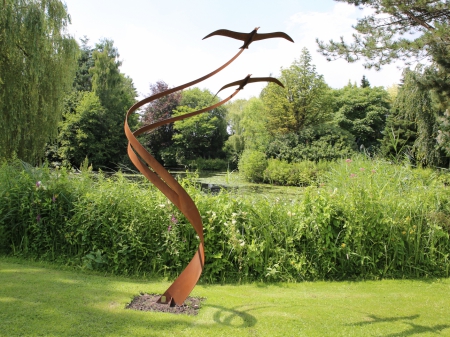 ALBA SPLIT L Two albatrosses welded in a bow, entirely made out of Corten steel. Measurements: 130 x 100 x 250 cm. Series of 8 pieces. All sizes sold out.