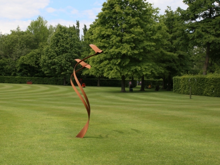 Two gulls welded in a bow, entirely made out of Corten steel. Measurements: 130 x 140 x 310 cm. Series of 8 pieces. All sizes sold out.