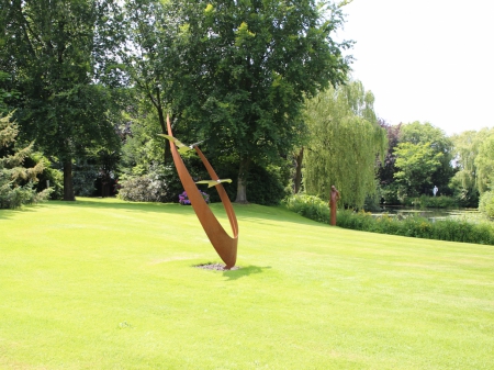 Brushed stainless steel seagulls on corten steel curves. Measurements: 250 x 130 x 180 cm. series of 8 pieces 6 sold.