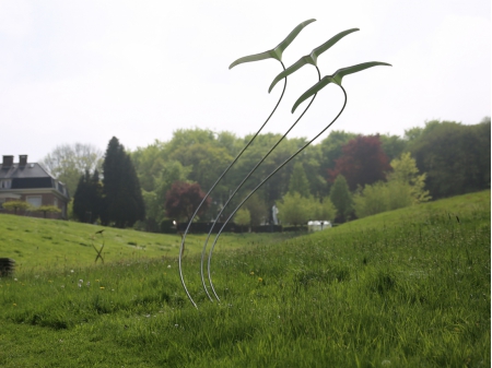 SEAGULLS III Three stainless steel seagulls placed on unifying curved rods. With a little bit of airflow, the rods will make the seagulls move in the wind. Measurements: Figure 170 x 120 x 240 cm. Series of 8 pieces. Still available. Request information how much is still available and where exhibited.