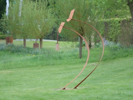 Two seagulls welded in a bow, entirely made out of Corten steel.
Measurements: 70 x 150 x 200 cm.

series 8/8 is sold out
