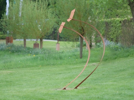 Two seagulls welded in a bow, entirely made out of Corten steel.
Measurements: 70 x 150 x 200 cm.

series 8/8 is sold out