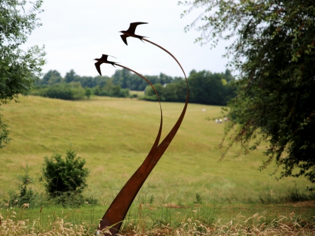 TERN PAIR L Two terns welded in a bow, entirely made out of Corten steel. Measurements: 200 x 18 x 275 cm. Series of 8 pieces. Still available. Request information how much is still available and where exhibited.